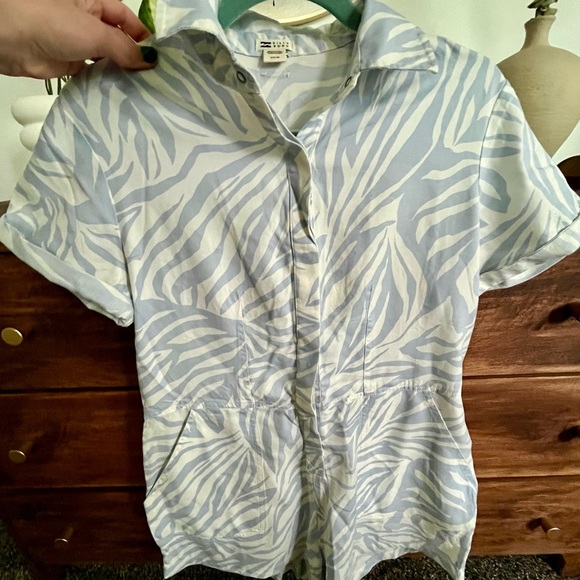 Brand new, never worn. Tags on. Palm print, snap front romper, cuffed sleeves. - Picture 8 of 9